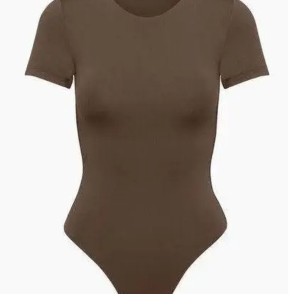 Aritzia Babaton Contour Tshirt Bodysuit Rich Macha Brown - Medium - Picture 1 of 4